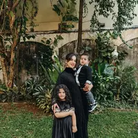 Keberhasilan Tasya bukan datang dari keberuntungan semata, melainkan dari ketekunan dan kemampuannya beradaptasi. Ia membuktikan bahwa perempuan bisa memegang kendali penuh atas hidupnya tanpa bergantung pada siapa pun, sekaligus tetap menjaga kehangatan sebagai seorang ibu. [@tasyafarasya].