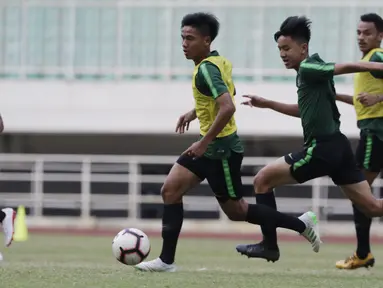 Pemain Timnas Indonesia U-19, David Maulana, menggiring bola saat latihan di Stadion Pakansari, Bogor, Senin (30/9). Latihan ini merupakan persiapan jelang Piala AFF U-19 di Vietnam. (Bola.com/Vitalis Yogi Trisna)
