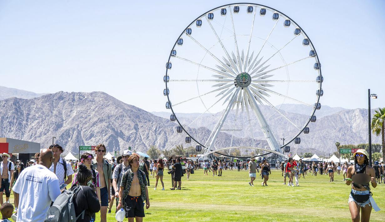 Pengunjung menghadiri Coachella Music and Arts Festival di Empire Polo Club, Indio, California, Amerika Serikat, 15 April 2022. Niki Zefanya dan Rich Brian menjadi musisi Indonesia pertama yang tampil di Coachella. (Photo by Amy Harris/Invision/AP)