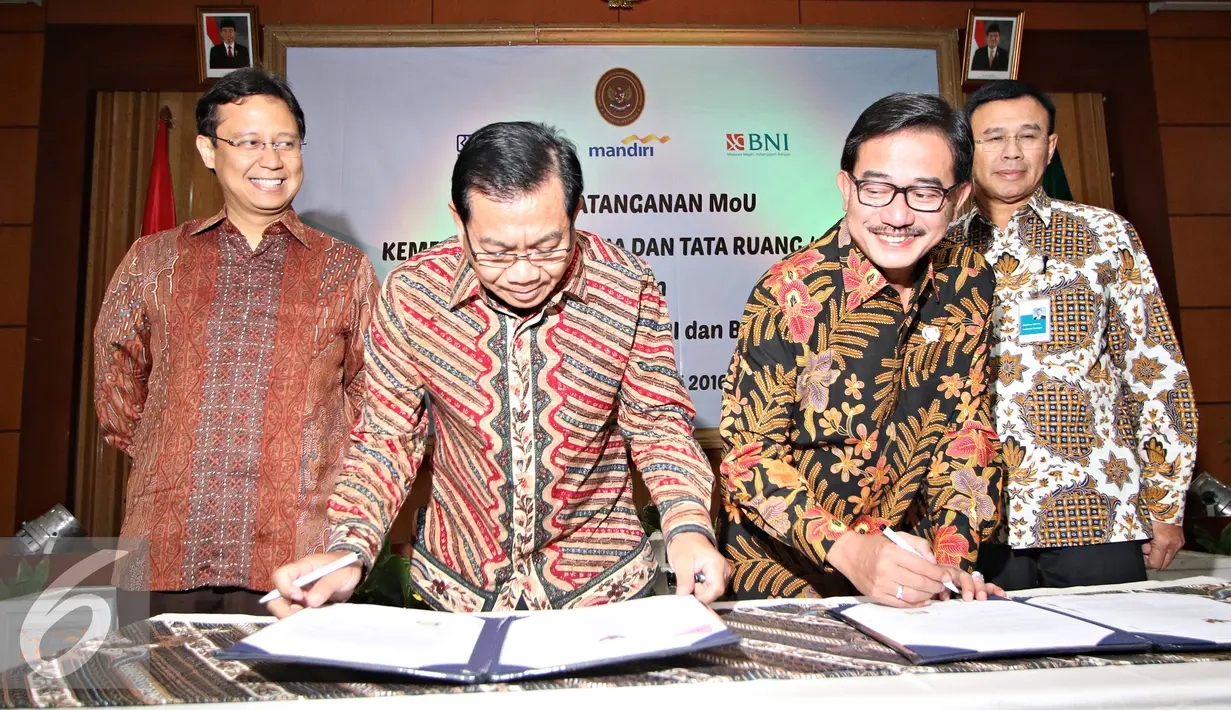 Menteri ATR, Ferry Mursyidan Baldan (kedua kanan) bersama Dirut BRI Asmawi Syam (kedua kiri) saat MoU di Jakarta, Senin (1/2). Perjanjian menyepakati pelayanan jasa perbankan, pelayanan pertanahan kepada masyarakat. (Liputan6.com/Immanuel Antonius)