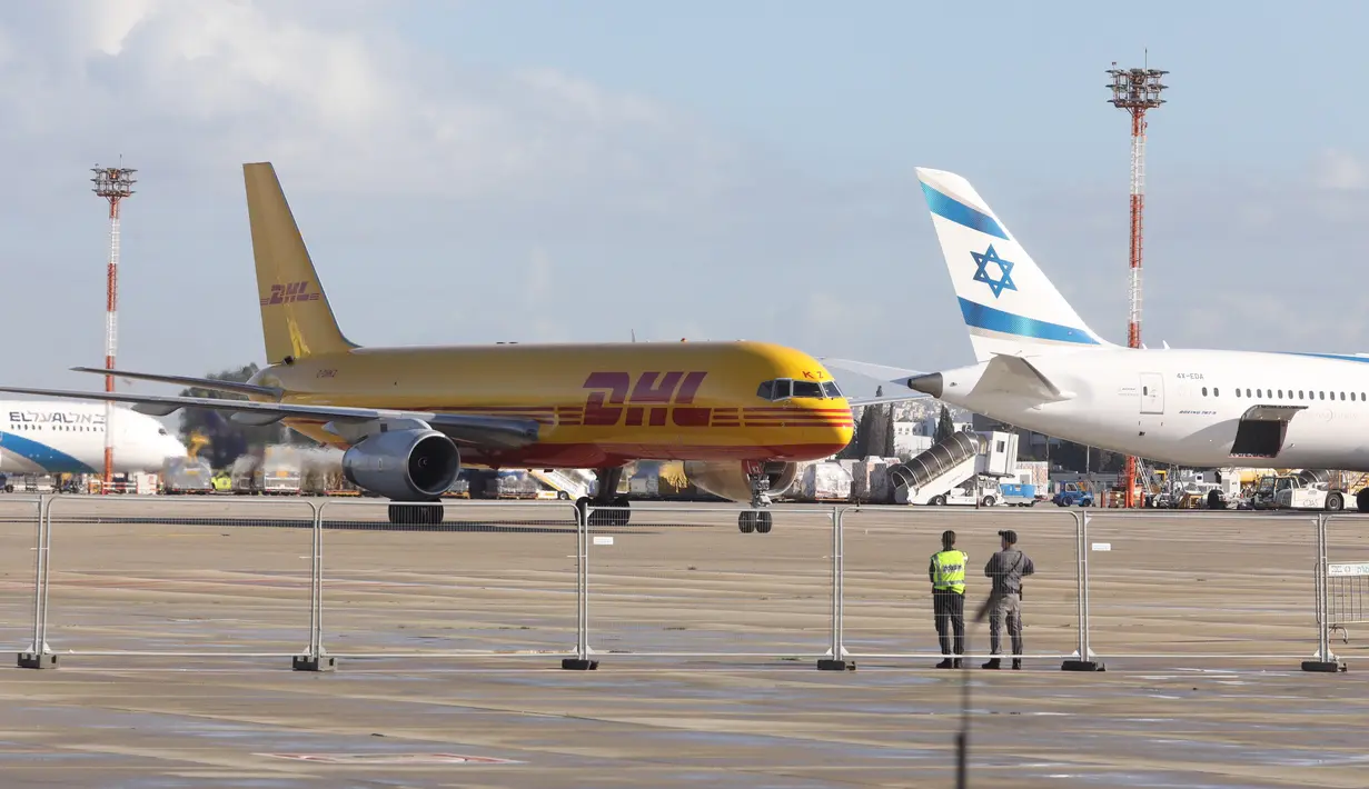 Pesawat milik perusahaan jasa pengiriman barang internasional DHL yang membawa gelombang pertama vaksin COVID-19 Pfizer mendarat di Bandara Internasional Ben Gurion, Tel Aviv, Israel, 9 Desember 2020. Israel memesan sekitar 8 juta vaksin Pfizer. (Xinhua/JINI/Marc Israel Sellem)