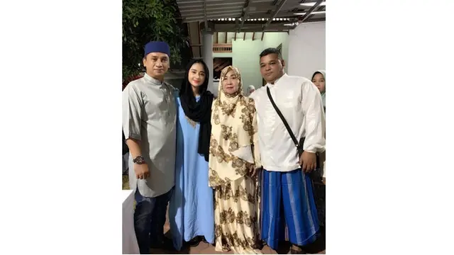 Momen Dewi Perssik bersama dengan ibu saat 100 harian sang ayah.