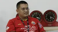 Ketua Umum The Jakmania, Diky Soemarno, saat bermain FIFA 20 di Kantor KLY, Gondangdia, Kamis (25/6/2020). Acara bertajuk BOLA Esports Challenge ini mempertemukan pemain Persija dengan The Jakmania pada pertandingan  FIFA 20. (Bola.com/M Iqbal Ichsan)