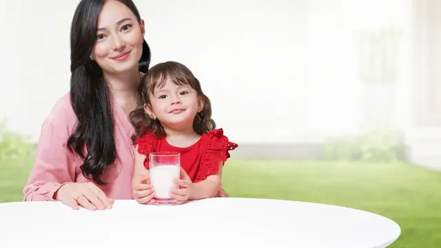 Asmirandah dan Chloe Emmanuelle Van Wattimena. (Foto: Dok. Sarihusada)