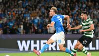 Momen Rasmus Hojlund cetak gol ke gawang Sporting dan membawa Napoli menang di Liga Champions. (Alberto PIZZOLI / AFP)