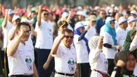 Wakil Presiden RI Jusuf Kalla (JK) beserta jajaran direksi BPJS Kesehatan, dan belasan ribu peserta JKN-KIS senam bersama pada Minggu, 29 Juli 2018 di Lapangan Monas, Jakarta. ( Foto: Humas BPJS Kesehatan)