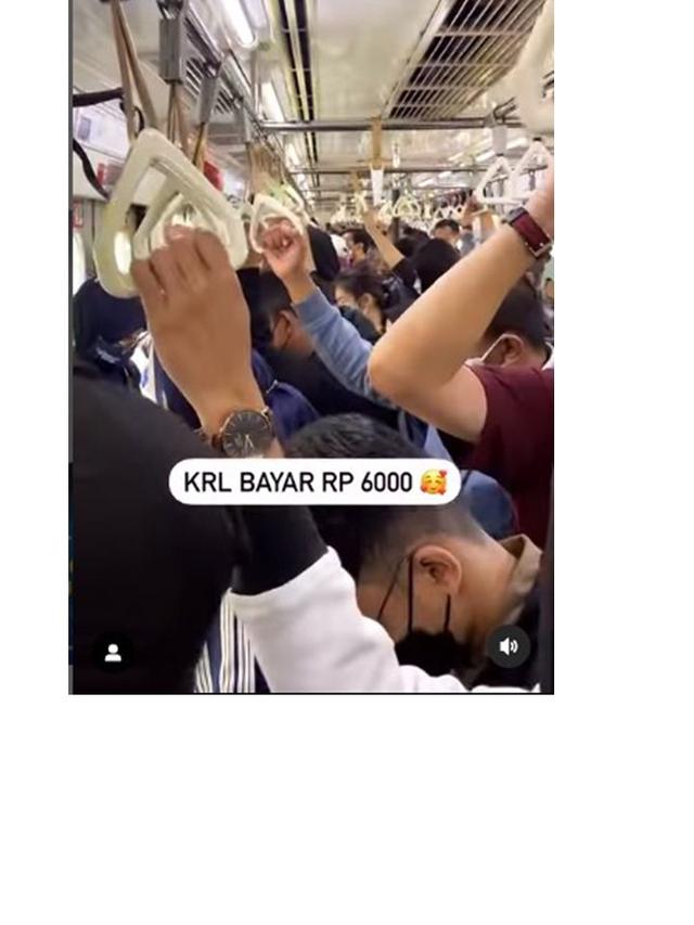 8 Potret Adrian Maulana Berangkat Kerja Naik KRL, Rela Berdesak-desakan