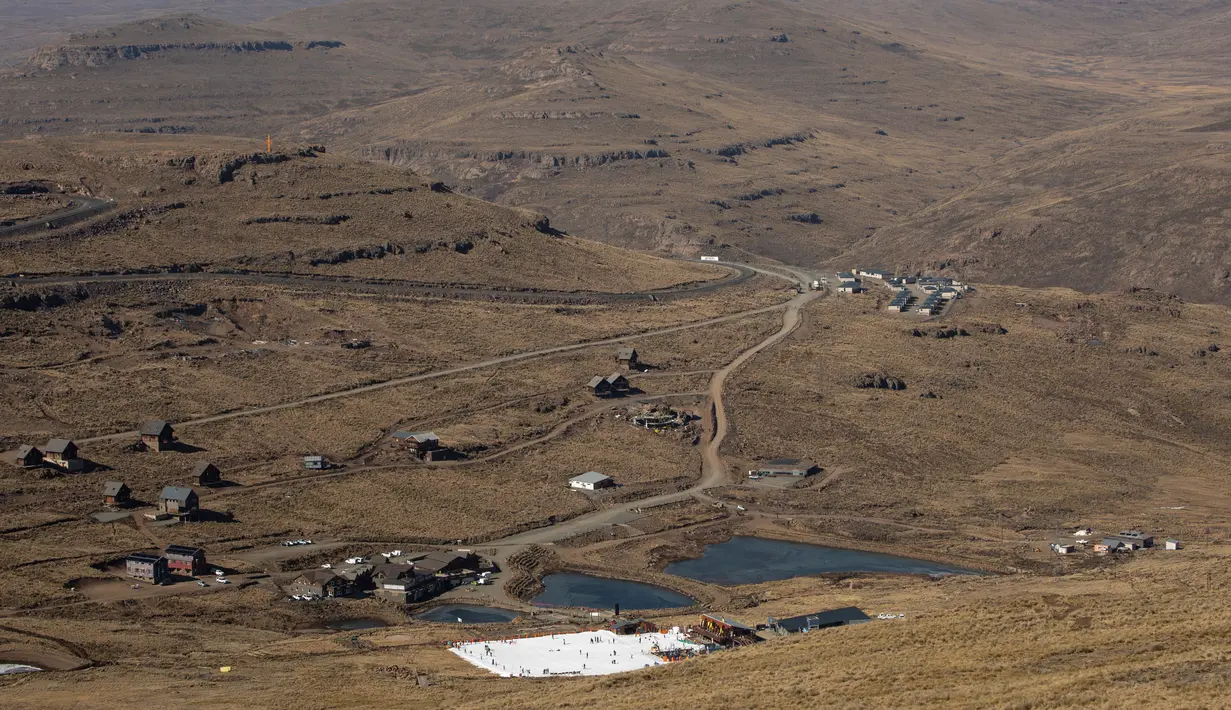 Lereng pemula di resor ski Afriski yang terletak di Kerajaan Lesotho, Rabu (11/7). Titik terendah wilayah Lesotho adalah 1.400 meter. (Marco Longari/AFP)