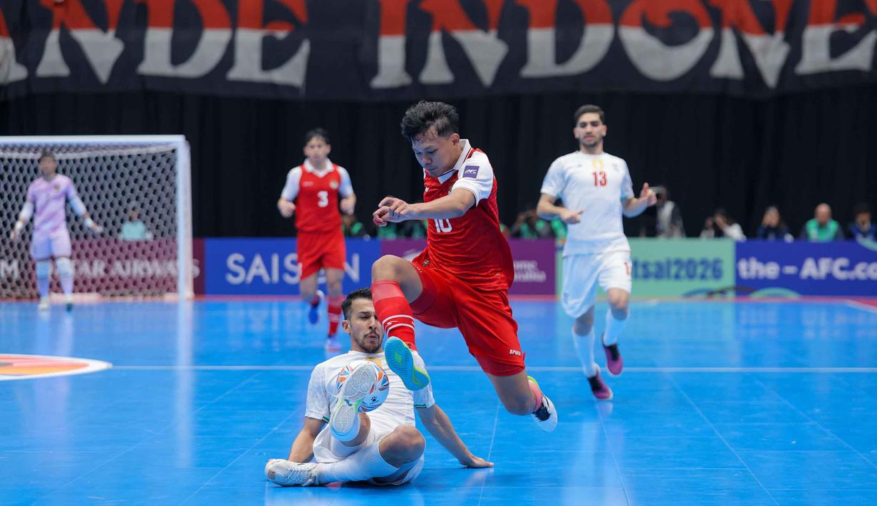 Namun respons Indonesia datang cepat. Reza Gunawan mencetak gol penyama kedudukan dan menghidupkan gemuruh di Indonesia Arena. Tampak dalam foto, pemain Timnas Futsal Indonesia, Firman Adriansyah (kedua kanan) berebut bola dengan pemain Iran pada final Piala Asia Futsal 2026 di Indonesia Arena, Kompleks Gelora Bung Karno, Senayan, Jakarta, Sabtu (7/2/2026). (Bola.com/Bagaskara Lazuardi)