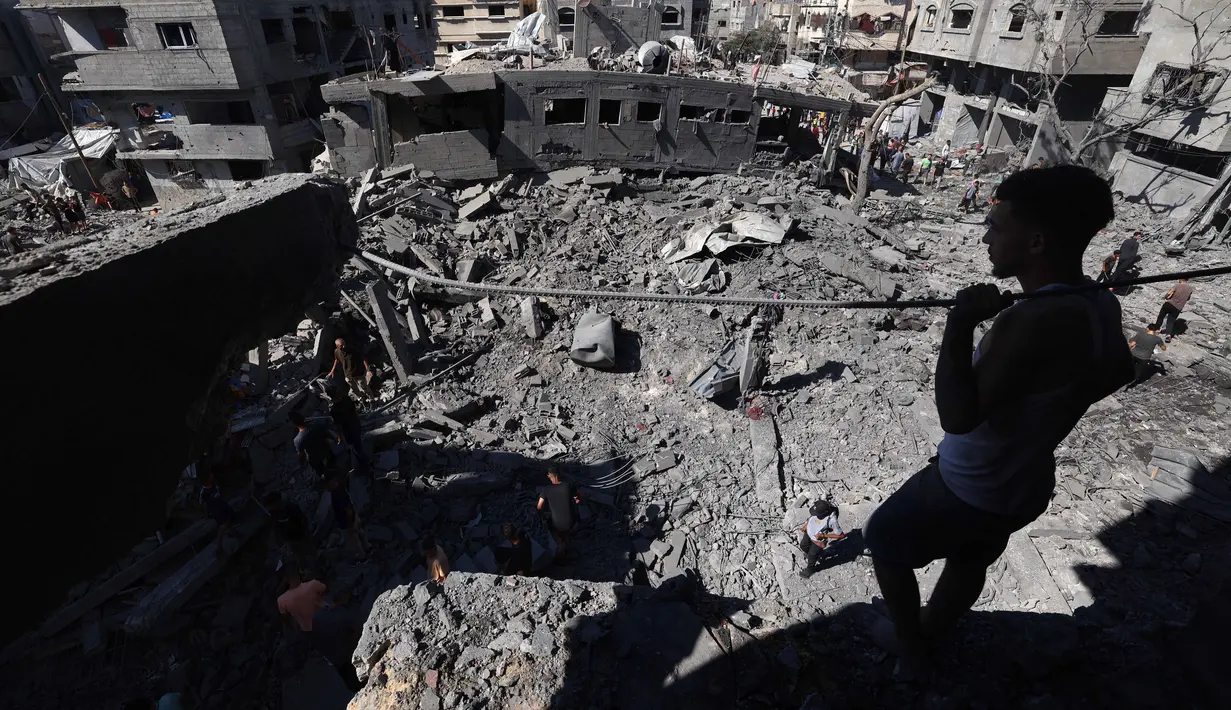 Seorang pria Palestina memeriksa kerusakan setelah serangan Israel di kamp Al-Bureij, Jalur Gaza Tengah pada 4 Juli 2025. (Eyad BABA/AFP)