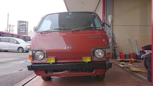 Toyota Hiace jadul ((Facebook/Sri Lankan Van Riders)