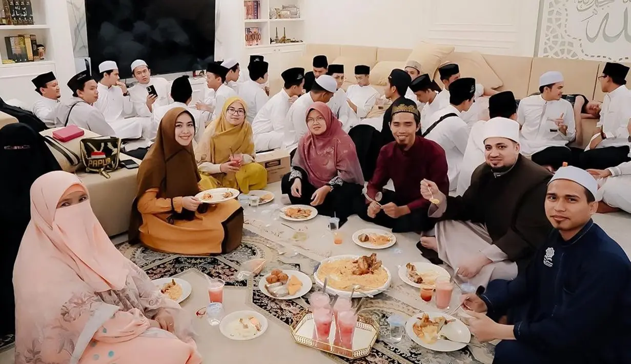 Namun, tiba-tiba di akhir pembelajaran, santri-santrinya memberikan hadiah yang indah untuknya. Para santri memberikan buket jajanan dan bingkai bertuliskan kata-kata ucapan terima kasih kepada sang guru. Selesai itu, tampak tasyakuran diramaikan pula oleh para pengajar lain. (Liputan6.com/IG/@okisetianadewi)