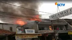 Petugas pemadam kebakaran yang datang ke lokasi langsung bergabung bersama warga untuk memadamkan api