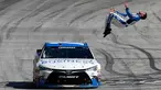 Pembalap Carl Edwards melakukan aksi gila dengan salto dari mobil ketika mesin dalam keadaan berjalan perlahan usai merayakan kemenangan NASCAR Sprint Cup Series Food City 500 di Bristol Motor Speedway (17/4). (AFP/Matt Sullivan)