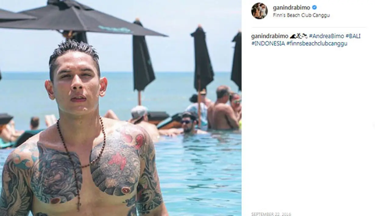 Kesan macho seakan tidak bisa lepas dari sosok Ganindra Bimo. Dengan tato dan badannya yang berotot, ia terlihat macho. (instagram.com/ganindrabimo)
