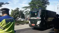 Muhammad Rizieq Shihab menumbang Bus Kejaksaan saat tiba di Pengadilan Negeri Jakarta Timur. (Merdeka.com/Nur Habibie)