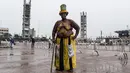 Seorang pria berpose saat menghadiri Festival Eyo di Tafawa Balewa Square di Lagos, Nigeria (20/5). (AFP Photo/Stefan Heunis)