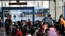 Pemudik menunggu keberangkatan bus di Terminal Pulogebang, Jakarta, Selasa (28/5/2019). Memasuki H-8 Lebaran, tercatat hingga sore ini jumlah penumpang yang akan berangkat dari Terminal Pulogebang menuju kota di Jawa Tengah, Barat, Timur, dan Sumatera 4.488 orang. (merdeka.com/Iqbal S. Nugroho)