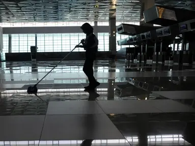 Pekerja membersihkan Terminal 3 Ultimate, Bandara Soekarno Hatta, Tangerang, Rabu (13/7). Jelang pengoperasian, Angkasa Pura II terus membenahi kekurangan segala keperluannya. (Liputan6.com/Helmi Afandi)