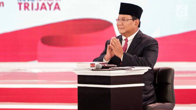 Capres nomor urut 02 Prabowo Subianto menyapa penonton saat hadir dalam debat kedua Pilpres 2019 di Hotel Sultan, Jakarta, Minggu (17/2). Dalam debat kedua ini tidak ada kisi-kisi. (Liputan6.com/Faizal Fanani)