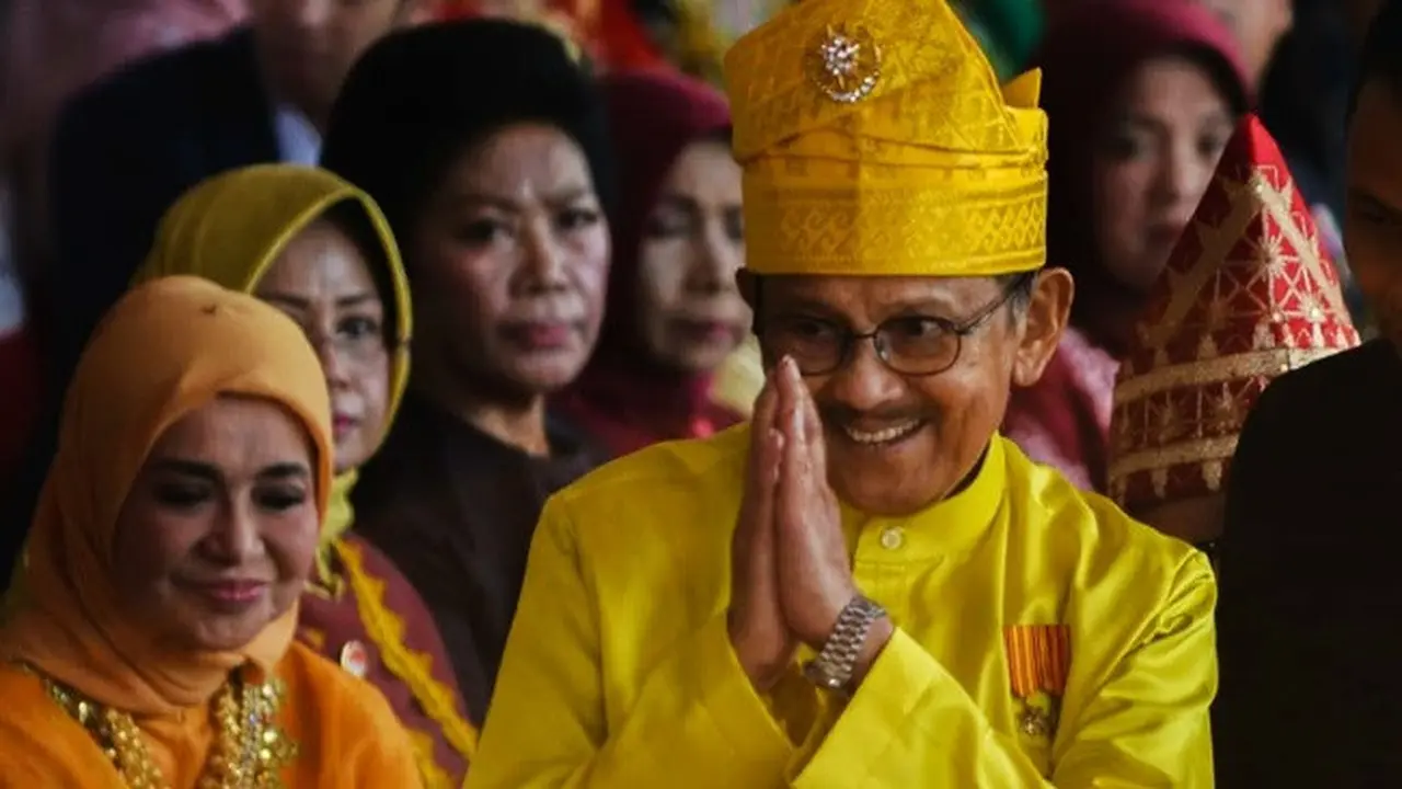 BJ Habibie ketika memakai baju Melayu Riau di Istana Negara saat upacara peringatan kemerdekaan Indonesia tahun 2018.