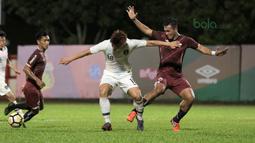 Pemain Korea Selatan U-23, Lee Keun-ho (tengah) mencoba melewati adangan para pemain Persija Jakarta pada laga uji coba di Stadion PTIK, Jakarta, (21/6/2018). Persija kalah 1-3. (Bola.com/ Nick Hanoatubun)