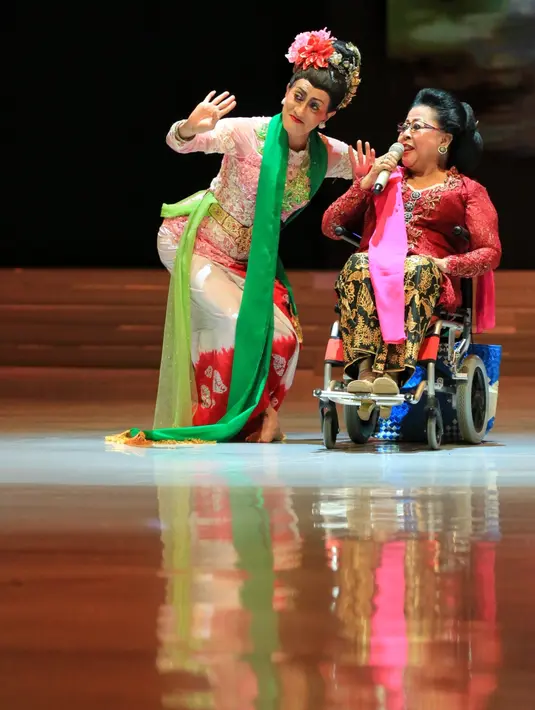 Waldjinah dan Didik Nini Thowok