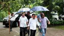 Cawapres Jusuf Kalla bersilahturami dengan pendiri SOKSI Prof Dr Suhardiman, SE. Jakarta, Senin  (26/5/14) (Liputan6.com/Andrian M Tunay)