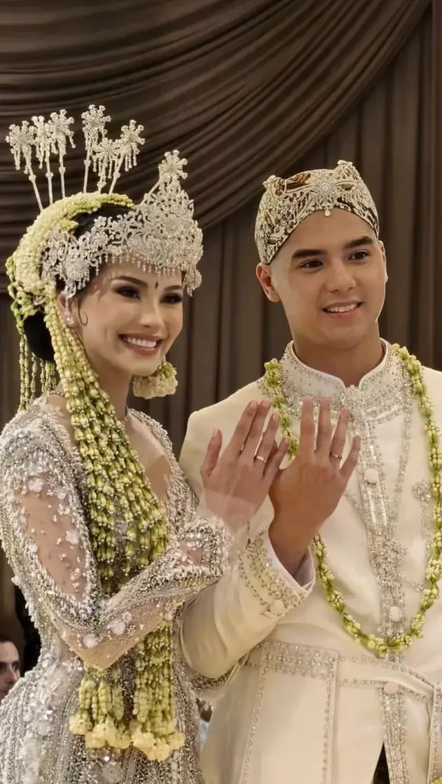 Pamerkan Cincin Nikah dengan Wajah Sumringah
