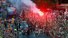 Para pemain Barcelona merayakan kemenangan bersama suporter dari atas bus saat melakukan parade di Barcelona, Spanyol (7/6/2015). Barcelona untuk kelima kalinya meraih piala liga Champions usai mengalahkan Juventus 3-1. (REUTERS/Albert Gea)