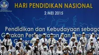 Sejumlah siswa berfoto bersama seusai mengikuti upacara memperingati Hari Pendidikan Nasional di Jakarta, Sabtu (2/5/2015). Peringatan tersebut mengangkat tema 'Gerakan Pencerdasan dan Penumbuhan Generasi Berkarakter Pancasila'. (Liputan6.com/Johan Tallo)