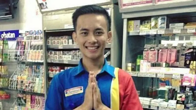 Heboh Pegawai Minimarket Tampan, Jadi Ingin Ngeborong Belanjaan!