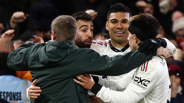 Foto: Detik-Detik Penyusup Selebrasi Bareng Pemain MU Setelah Gilas Nottingham Forest