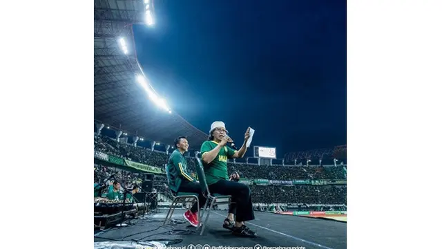 5 Gaya Cak Nun Dukung Persebaya, Beri Doa Agar Juara Musim Depan