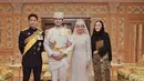 Keduanya pun kerap menghadiri undangan pernikahan. Pangeran Mateen mengenakan setelan jas kebangsaanya, Anisha tampil dengan dress dan kerudung hitam dipadukan kain coklat bercorak. [@anisha.haikk]