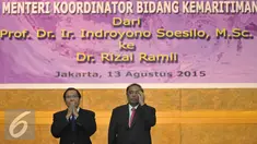 Menko Kemaritiman yang baru Rizal Ramli (kiri) dan Indroyono Soesilo usai sertijab menteri di gedung BPPT, Jakarta, Kamis (13/8/15). Kemenko Maritiman menggelar serah terima jabatan dari Indroyono Soesilo kepada Rizal Ramli. (Liputan6.com/Herman Zakharia)