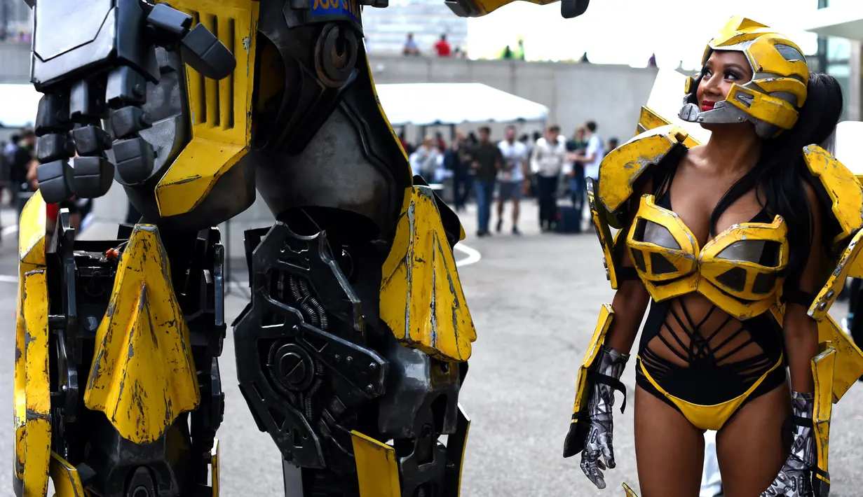 Seorang wanita mengenakan kostum seksi karakter Bumblebee dalam film Transformers mengikuti New York Comic Con 2017 di Jacob Javits Center (7/10). Acara tahunan yang telah digelar di banyak negara ini. (AFP Photo/Timothy A. Clary)