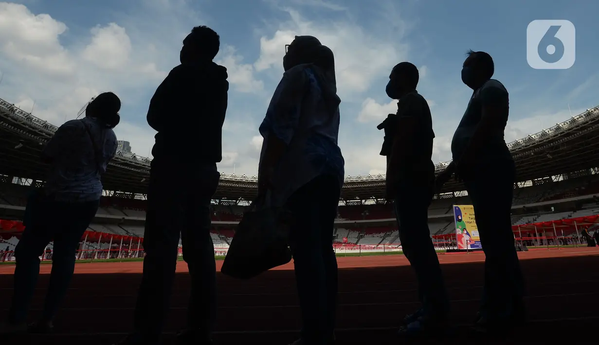 Warga antre untuk mendapatkan vaksinasi COVID-19 gratis di Stadion Gelora Bung Karno (GBK), Jakarta, Sabtu (26/6/2021). Vaksinasi ditargetkan dapat dilakukan kepada sekitar 8.000 hingga 10.000 peserta per hari. (merdeka.com/Imam Buhori)