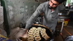 Jalebi banyak dicari umat muslim sebagai sajian saat berbuka puasa pada bulan suci Ramadhan. (Aamir QURESHI/AFP)