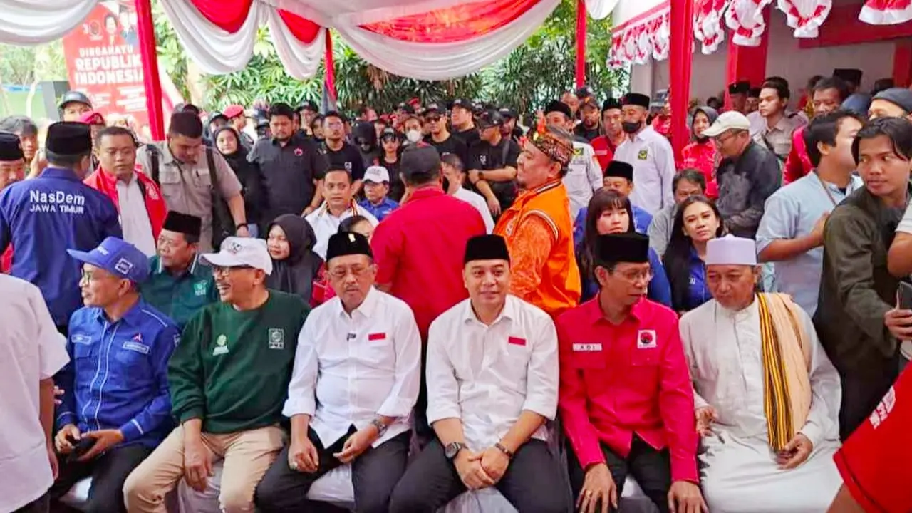 Eri Cahyadi- Armuji daftar Pilkada Surabaya ke KPU. (Dian Kurniawan/Liputan6.com)