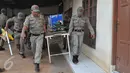 Petugas membantu warga untuk mengevakuasi barang saat pembongkaran bangunan di kawasan Pangkalan Jati, Bekasi, Jawa Barat, Kamis (8/10). Pembongkaran dilakukan untuk mempersiapkan lahan pembangunan Jalan Tol  Becakayu. (Liputan6.com/Gempur M Surya)
