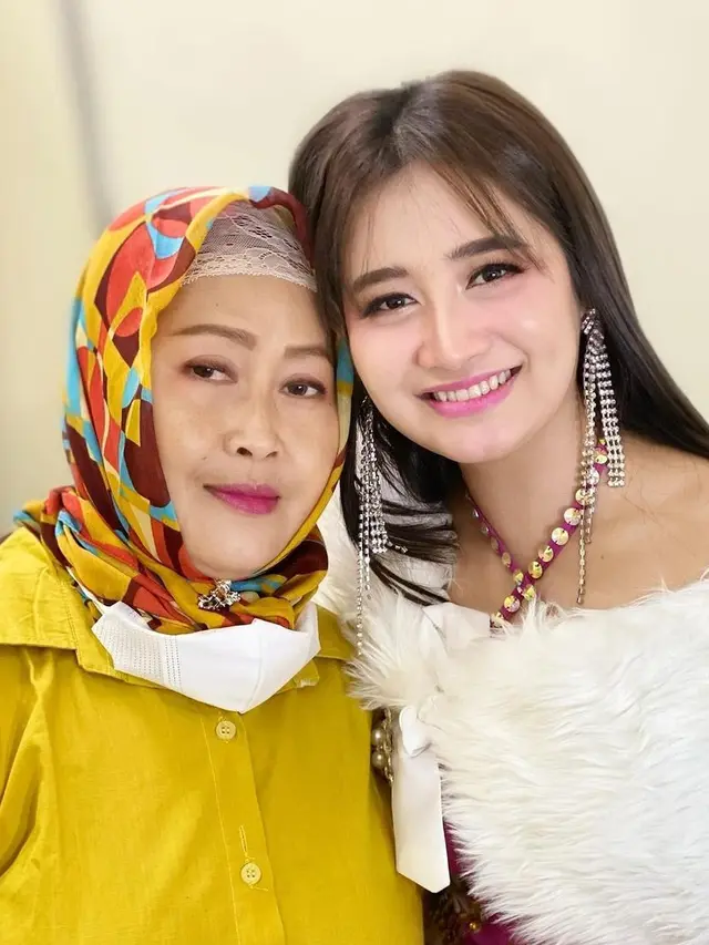 Parasnya Mirip, Ini 6 Potret Kebersamaan Lyia Amelia dengan Ibunya