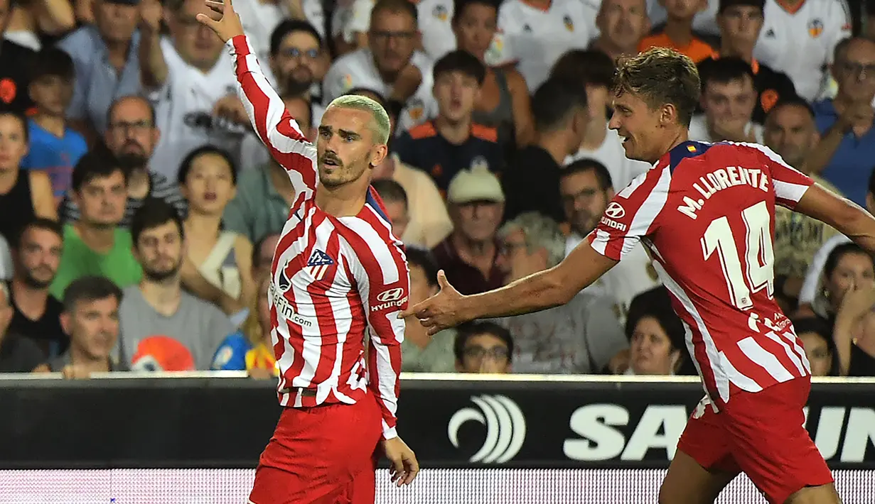 Penyerang  Atletico Madrid, Antoine Griezmann (kiri) berselebrasi usai mencetak gol ke gawang Valencia pada pertandingan lanjutan La Liga Spanyol di stadion Mestalla di Valencia (30/8/2022). Atletico Madrid menang tipis atas tuan rumah Valencia 1-0. (AFP/Jose Jordan)