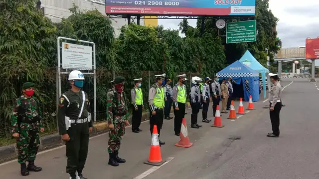 Petugas gabungan bersiaga di titik-titik check point PSBB di Bekasi. (Liputan6.com/Bam Sinulingga)