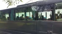 Bus yang membawa pasukan perdamaian Polri (Liputan6.com/ Nanda Perdana Putra)