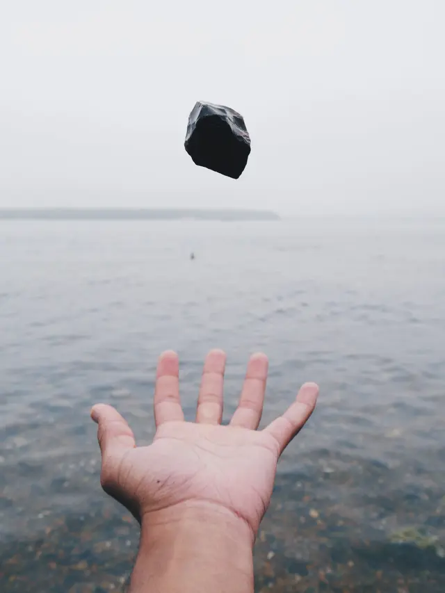 Arti Mimpi Dilempari Batu oleh Seseorang