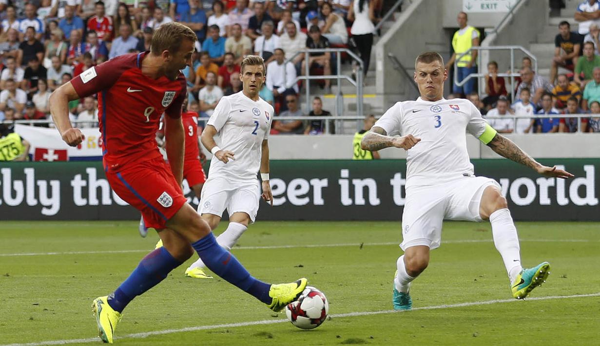 Striker Inggris, Harry Kane, berusaha membobol gawang Slovakia. Selama 90 menit kedua tim gagal mencetak gol. (Reuters/Carl Recine)