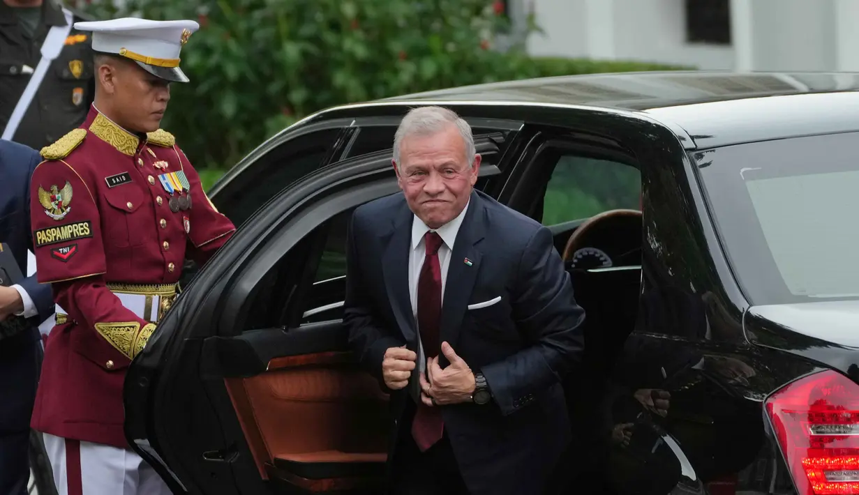 Kedatangan Raja Yordania Hasyimiah, Abdullah II Ibn Al Hussein disambut langsung Presiden Prabowo Subianto di Lapangan Udara Halim Perdanakusuma, Jakarta, Jumat (14/11/2025) sore sekitar pukul 16.30 WIB. Tampak dalam foto, Raja Yordania Hasyimiah, Abdullah II Ibn Al Hussein turun dari mobilnya untuk pertemuan dengan Presiden Indonesia Prabowo Subianto di Istana Merdeka, Jakarta, Jumat 14 November 2025. (AP Photo/Achmad Ibrahim)