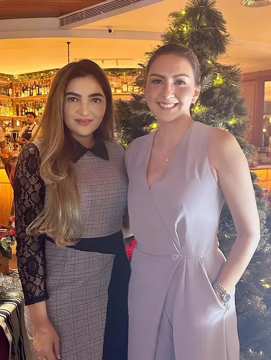 Donna Agnesia tampil dengan jumpsuit cokelat tanpa lengan. Sedangkan Ashanty mengenakan dress bernuansa kehitaman dan memiliki kerah. [Foto: Instagram/dagnesia]