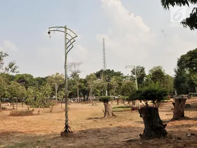 Suasana Taman Jatinegara, Jakarta, Senin (16/9/2019). Kondisi taman kota di Jakarta Timur ini sangat memprihatinkan, terlihat dari berbagai fasilitas yang rusak akibat tidak terawat, seperti bangku, lampu, pepohonan, akses jalan, toilet, selokan, serta pagar taman. (merdeka.com/Iqbal S. Nugroho)